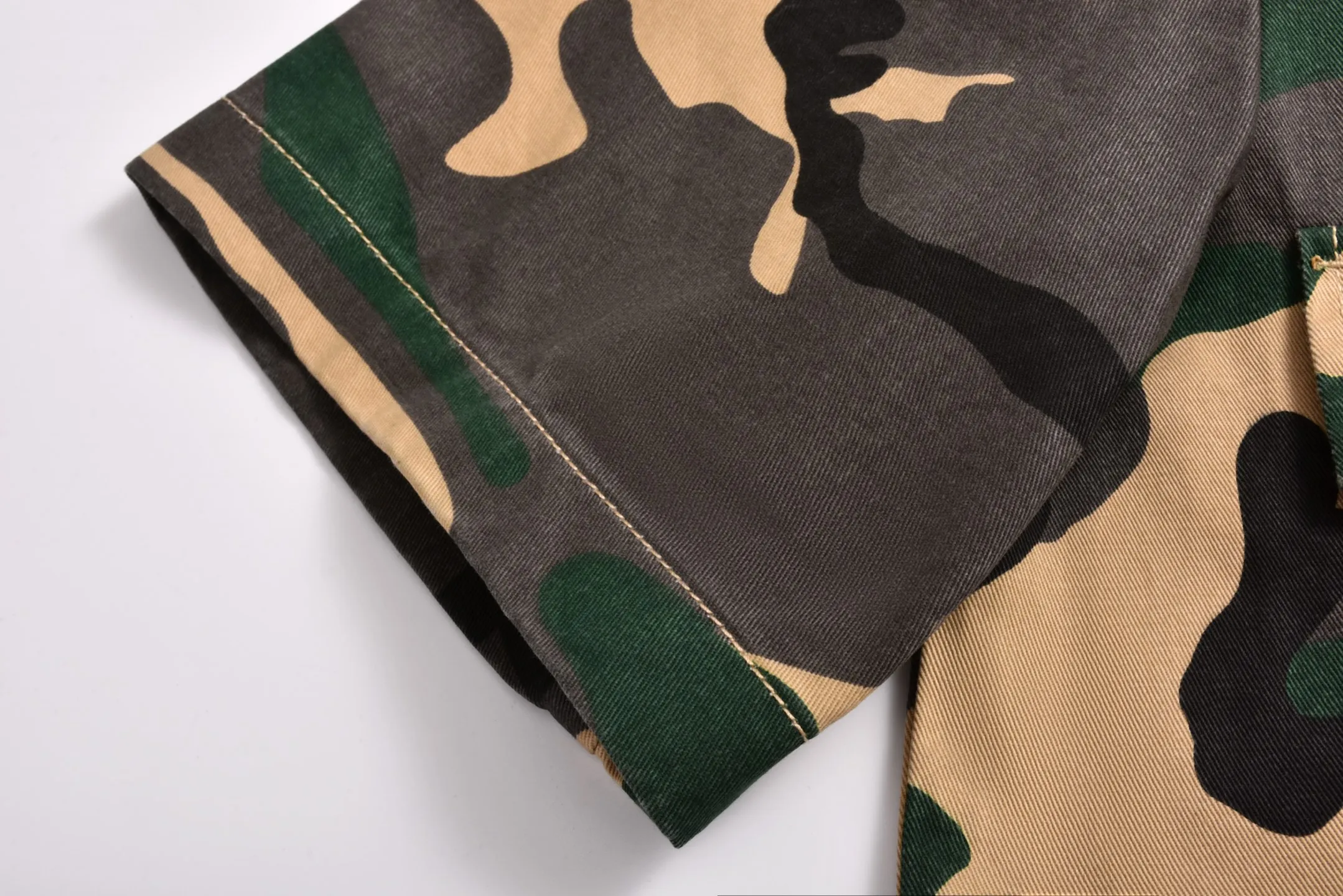🅿️620 [Exclusive supply] CH Crow Heart Camouflage Short-Sleeved Shirt (Green) Purchased and developed by a Los Angeles agent for US$3,200. This style is made of custom-made military canvas fabric, restored 1:1 according to the original model, and printed with camouflage patterns. The customization period for the chest sex pattern stamp is 20 days, the minimum order is 1800 pieces, and the color plate is matched. The hardware buckles are all made of electroplated 925 silver material, the weight is perfectly restored, and they are aged and oxidized to black. Size:S-M-L